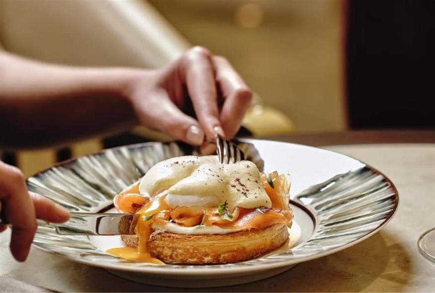 Καπνιστός σολομός, μπριός φεγιετέ, ποσέ αυγό και σάλτσα ολαντέζ