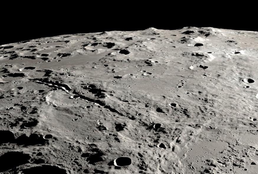 Η θέα από την τροχιά προς την επιφάνεια της Σελήνης. (Ernie T. Wright/NASA μέσω AP, Αρχείο)