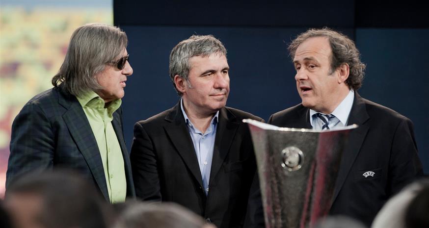 Ο Γκιόργκι Χάτζι (στη μέση) με τον άλλοτε πρόεδρο της UEFA Μισέλ Πλατινί (δεξιά) και τον παλαίμαχο βιρτουόζο του τένις Ιλιε Ναστάζε (AP)
