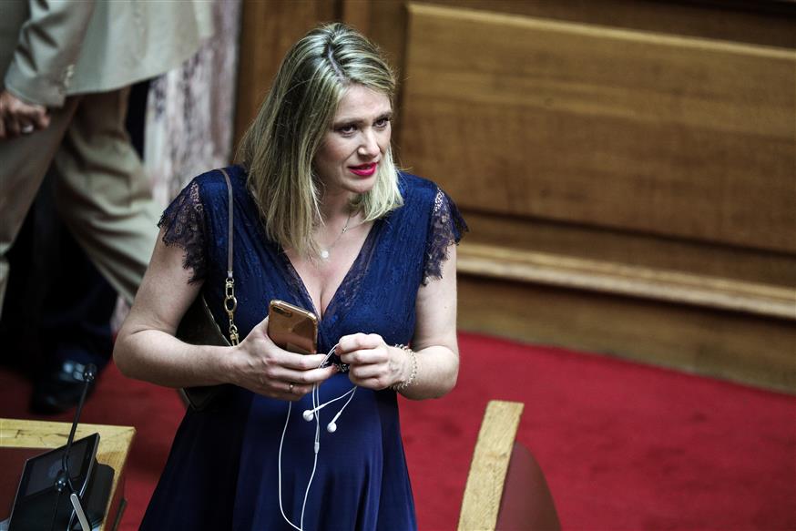 Χαμογελαστή η νέα βουλευτής, Άννα Ευθυμίου (copyright: Eurokinissi)