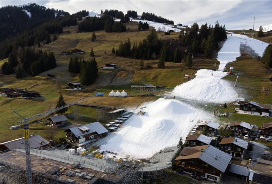 Η τελική πίστα και η περιοχή τερματισμού κατά τη διάρκεια των εργασιών προετοιμασίας με εκτοξευτήρες χιονιού για το Παγκόσμιο Κύπελλο Αλπικού Σκι στο Adelboden της Ελβετίας (ΑΠΕ-ΜΠΕ/EPA/ANTHONY ANEX)