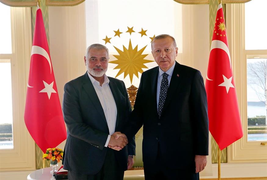 Ο ηγέτης της Χαμάς με τον Ερντογάν (Presidential Press Service via AP, Pool, File)
