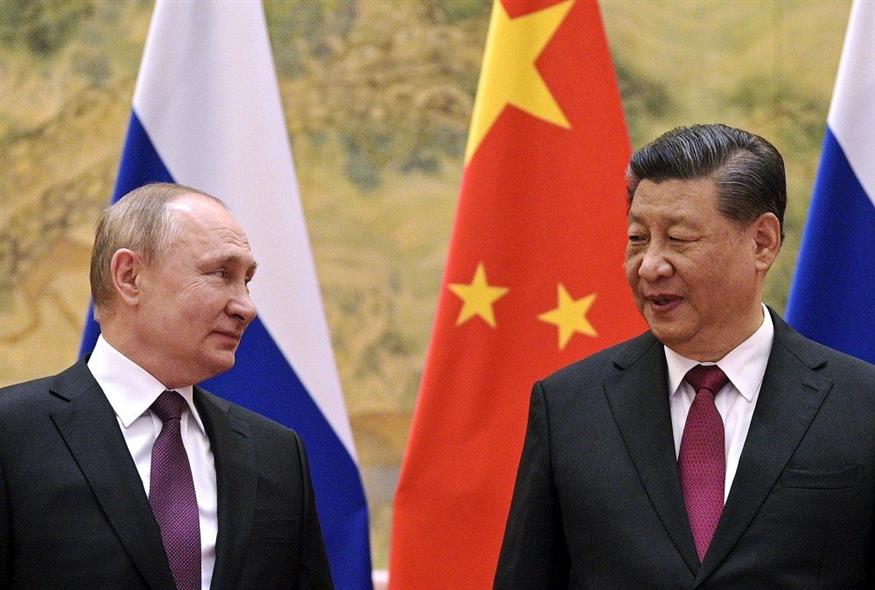 Ο Βλαντίμιρ Πούτιν με τον κινέζο ομόλογό του, Ξι Τζινπίνγκ (φωτογραφία αρχείου / Associated Press)