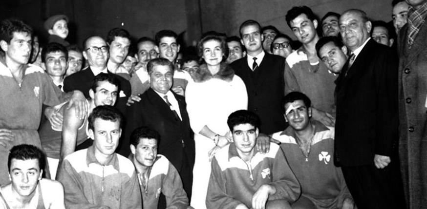 Το ζεύγος Χουάν Κάρλος και Σοφίας ανάμεσα σε παίκτες και παράγοντες του Παναθηναϊκού και της Ρεάλ το 1963