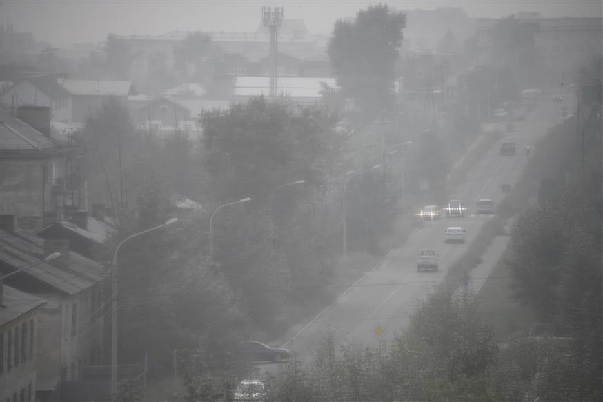 Ο καπνός από τις πυρκαγιές έχει καλύψει την πόλη Chita στη Σιβηρία (AP Photo/Yevgeny Yepachintsev)