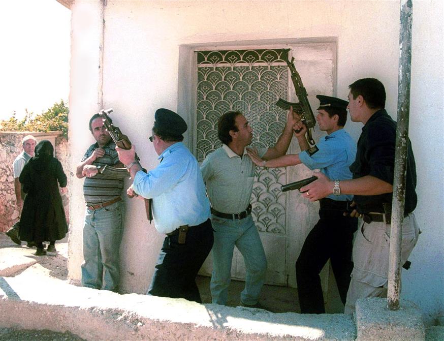H αλβανική Αστυνομία εμποδίζει Έλληνες να περάσουν στο φυλάκιο της Χιμάρας (Αρχείο)/AP Images