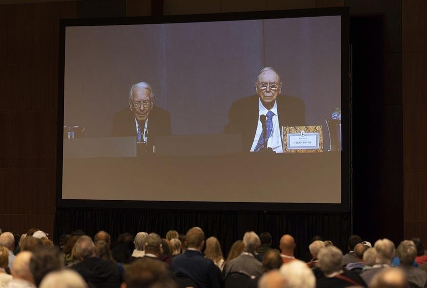 Οι επενδυτές Γουόρεν Μπάφετ και Τσάρλι Μάνγκερ στην ετήσια γενική συνέλευση της Berkshire Hathaway (Associated Press)