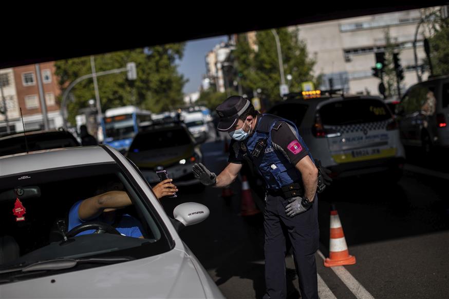 Αστυνομικοί πραγματοποιούν ελέγχους στη Μαδρίτη (AP Photo/Bernat Armangue)