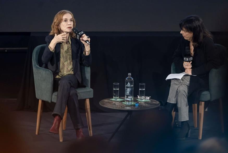 Η Ιζαμπέλ Ιπέρ με τη συγγραφέα και ποιήτρια Έρση Σωτηροπούλου