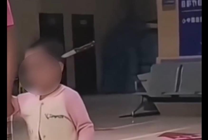 Kίνα: Τρίχρονη μαζί με τη μητέρα της πηγαίνουν στο νοσοκομείο με μαχαίρι καρφωμένο στο κεφάλι (X)