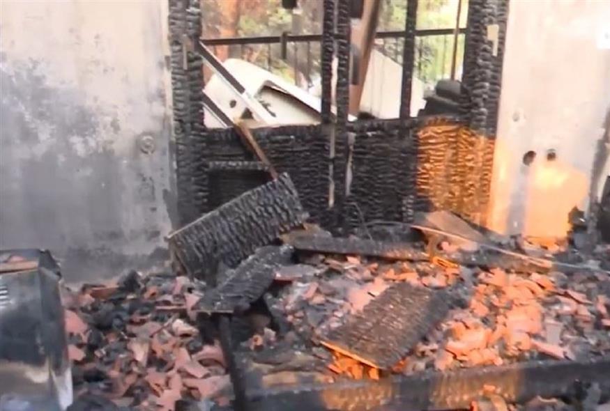 Σπίτια κάηκαν ολοσχερώς στη Μάνδρα (Video Capture)