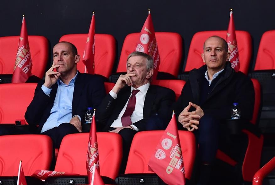 O αντιπρόεδρος της ΚΑΕ Ολυμπιακός με τους αδερφούς Αγγελόπουλους (KLODIAN LATO / EUROKINISSI)