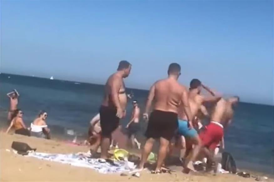 Καβγάς σε παραλία της Βαρκελώνης/Youtube