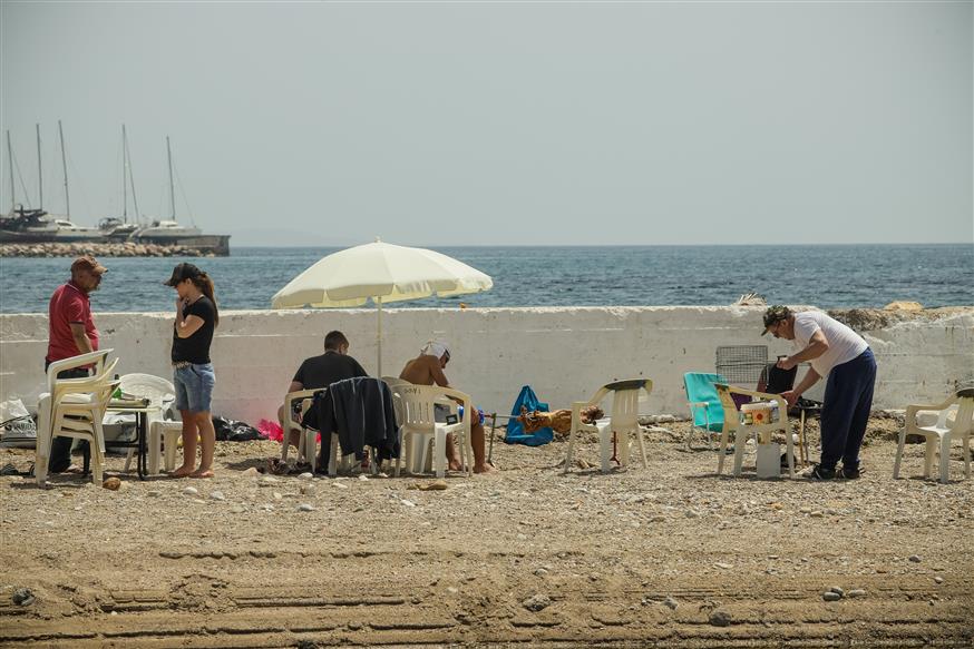 Σούβλισμα στην παραλία (copyright: Eurokinissi/Γιάννης Παναγόπουλος)