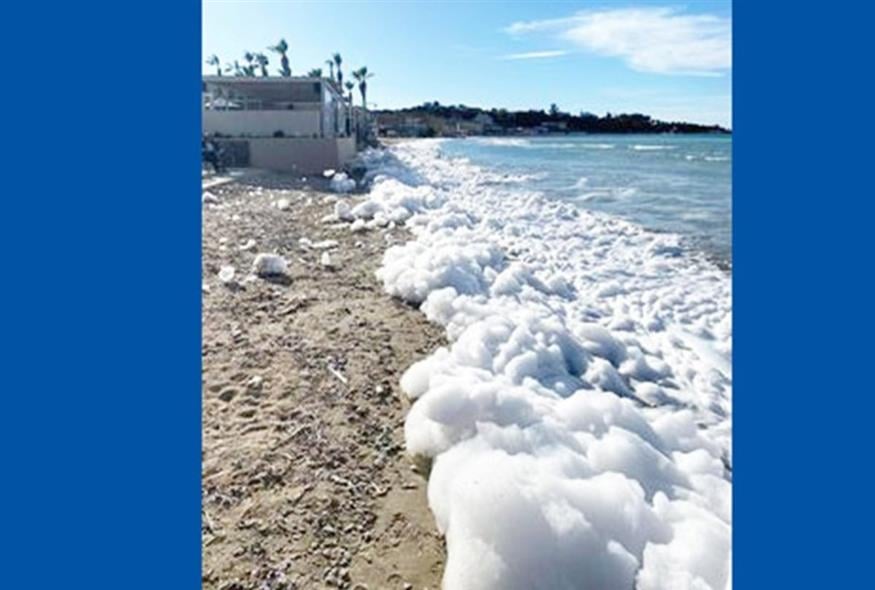 Θαλάσσιος αφρός εμφανίστηκε στην παραλία του Τσιλιβί (www.imerazante.gr)