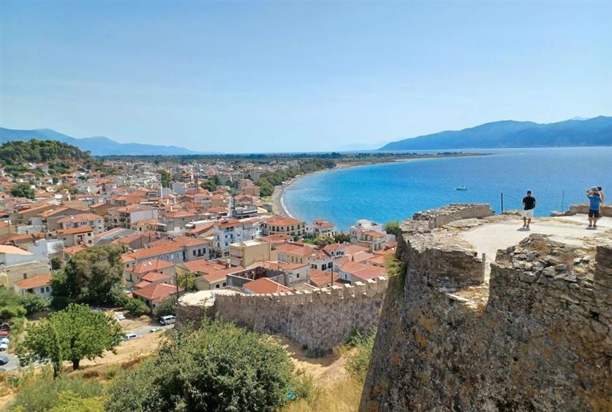 Θέα από το μονοπάτι προς το Ρολόι της Ναυπάκτου | © Χριστίνα Τσαμουρά