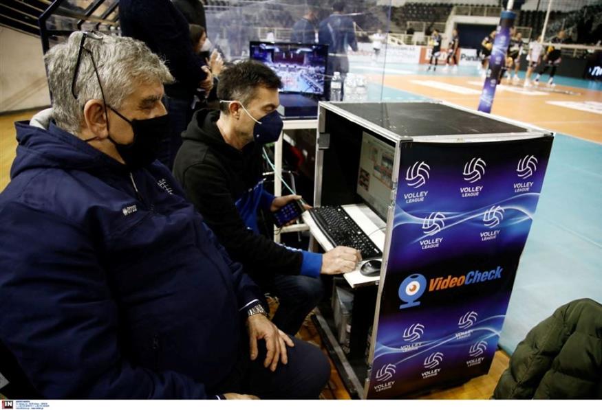 Ο Μιχάλης Τσιντομηνάς επί το... έργον στο VAR των αγώνων της Volley League ανδρών