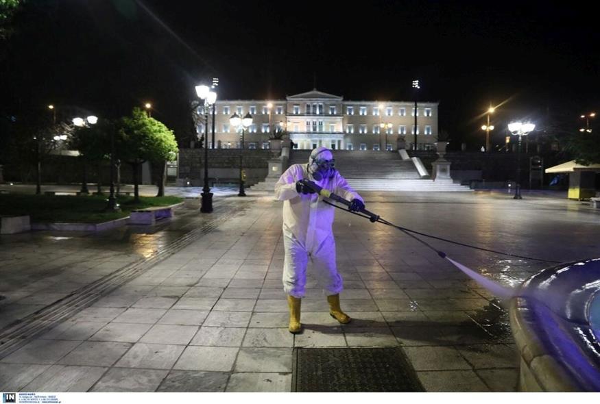 Απόκοσμες εικόνες στην πλατεία Συντάγματος / φωτό intime Απόκοσμες εικόνες στην πλατεία Συντάγματος / φωτό intime