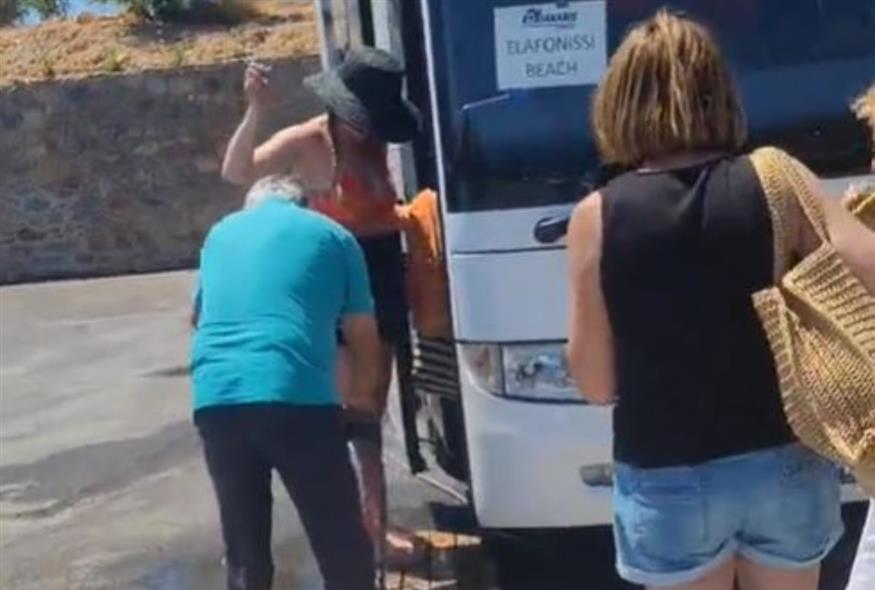 Viral υποχόνδριος οδηγός λεωφορείου - Έπλυνε με λάστιχο τους τουρίστες