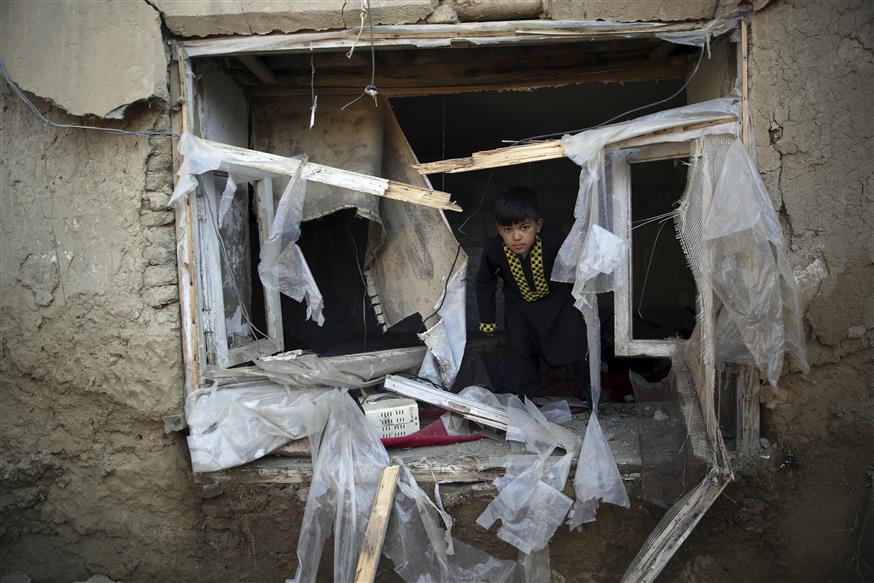 Παιδί σε βομβαρδισμένο σπίτι στο Αφγανιστάν/(AP Photo/Rahmat Gul)