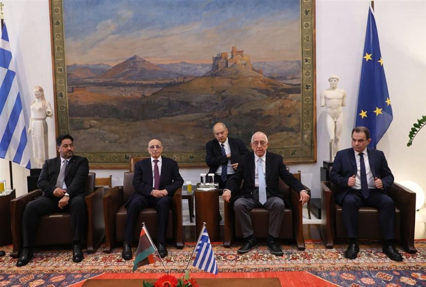 Φωτογραφία από τη συνάντηση (ΦΡΟΣΩ ΚΑΝΕΛΛΙΔΟΥ/ ΓΡΑΦΕΙΟ ΤΥΠΟΥ ΒΟΥΛΗΣ ΤΩΝ ΕΛΛΗΝΩΝ)