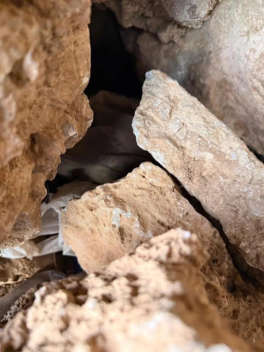 Όπλα που βρέθηκαν σε σπηλιά στα Βορίζια