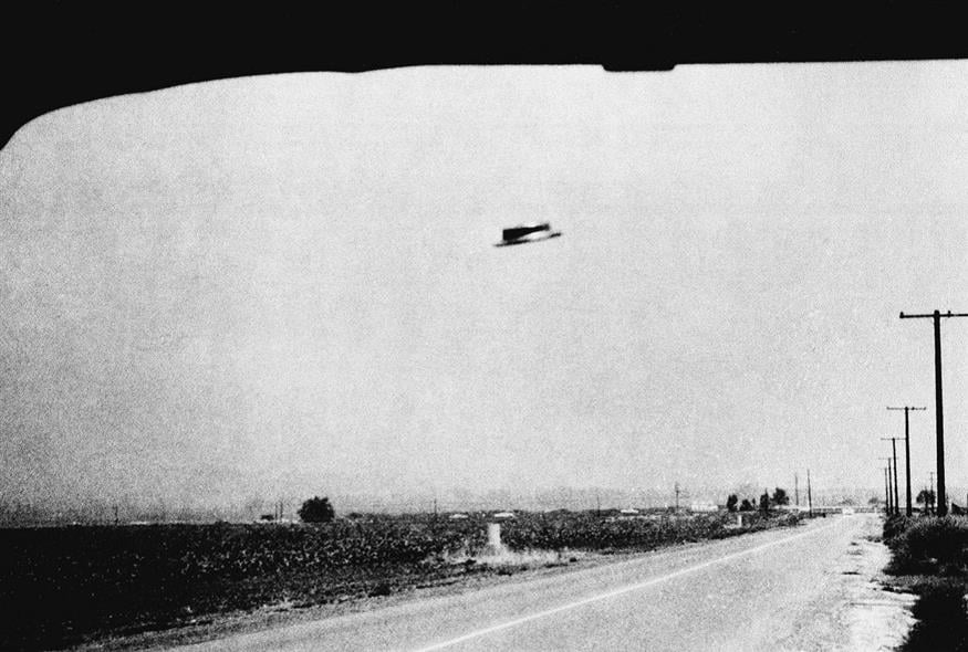 Υποτιθέμενη θέαση UFO πάνω από την Καλιφόρνια το 1967 (φωτογραφεία αρχείου / Associated Press)