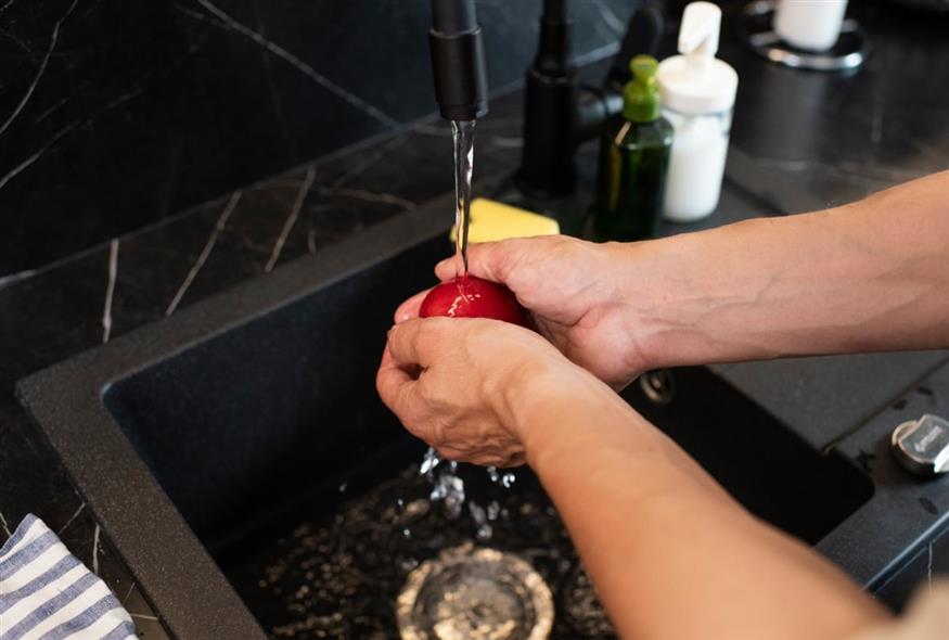 Πλύσιμο φρούτων (Freepik)