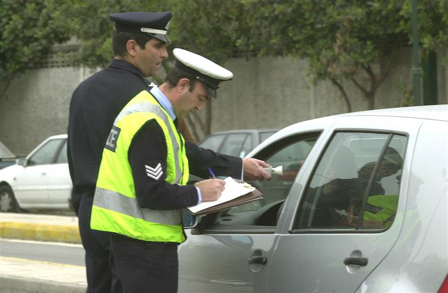 Αστυνομικοί της Τροχαίας κάνουν έλεγχο για αλκοτέστ (Eurokinissi)