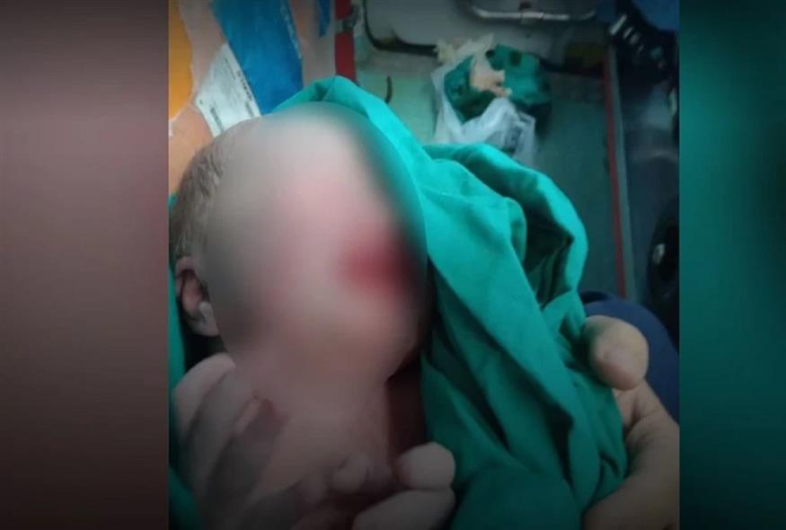 Το μωράκι που γεννήθηκε μέσα σε ασθενοφόρο λόγω της φωτιάς στην Αλεξανδρούπολη (Mega)