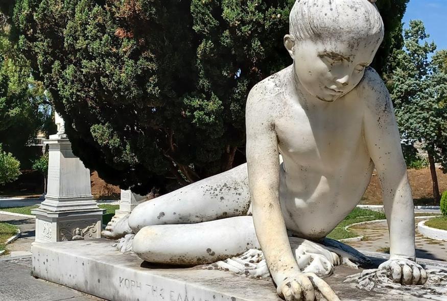 Η Κόρη της Ελλάδος ή Παιδούλα που βρίσκεται σήμερα στο μνήμα του Μάρκου Μπότσαρη είναι πιστό αντίγραφο του έργου του Γάλλου γλύπτη David d’ Angers που φιλοτέχνησε ο Γεώργιος Μπονάνος το 1915