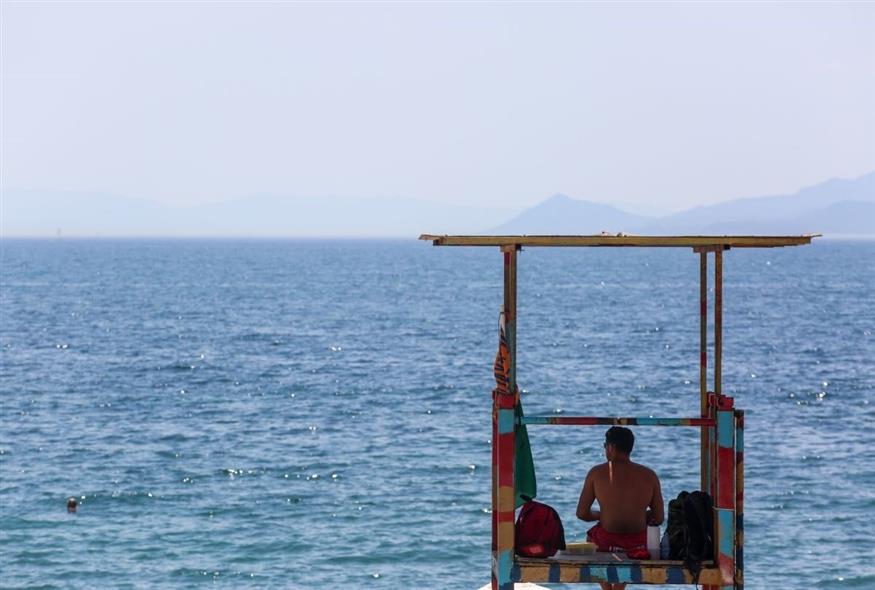 Ναυαγοσώστης στην παραλία του Παλαιού Φαλήρου (φωτογραφία αρχείου/ Eurokinissi)