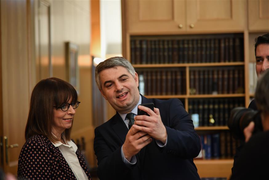 Η selfie της νέας Πρόεδρου της Δημοκρατίας με τον Οδυσσέας Κωνσταντινόπουλο (Copyright: Eurokinissi)
