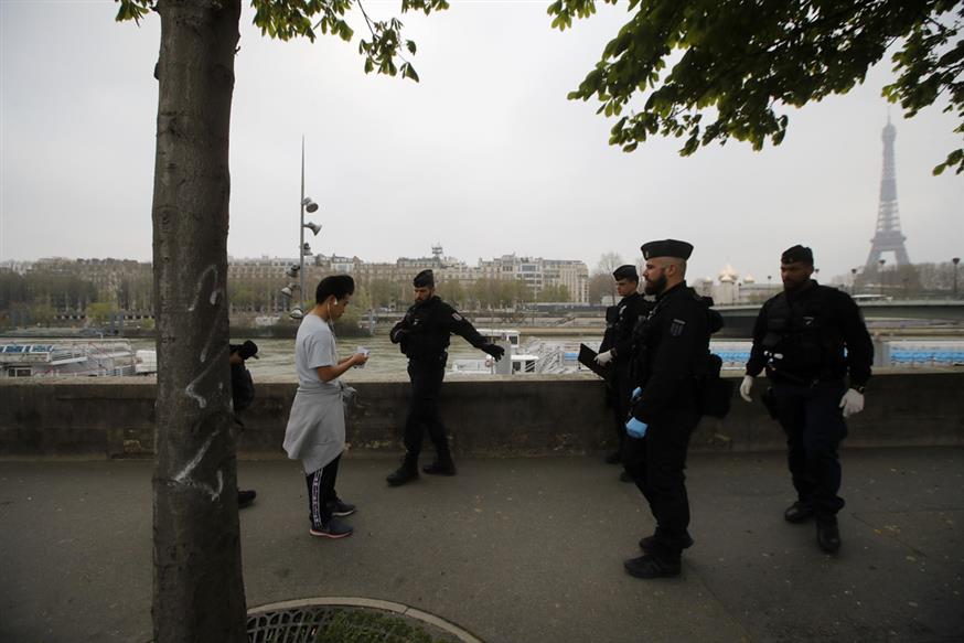 Αστυνομικοί έλεγχοι στη Γαλλία (AP Photo/Christophe Ena)