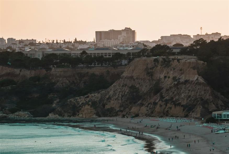 η παραλία  Praia da Falesia  στην Πορτογαλία/unsplash