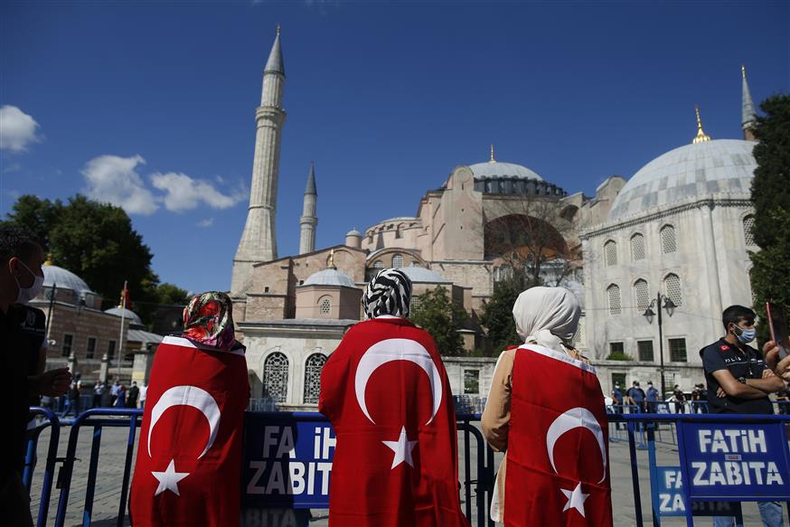 Μουσουλμάνοι με τουρκικές σημαίες έξω από την Αγία Σοφία (ap images)