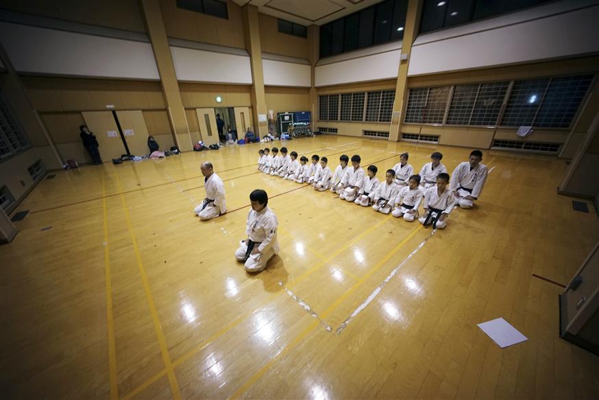 Το καράτε είναι ένα άθλημα που πραγματικά γυμνάζει όλο το παιδικό κορμί ενώ παράλληλα διδάσκει την πειθαρχία, τον αλληλοσεβασμό, την ομαδικότητα και την αυτοεκτίμηση (AP Photo/ Eugene Hoshiko)