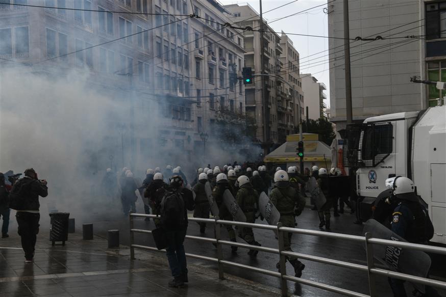 Τα ΜΑΤ εφορμούν κατά των διαδηλωτών του ΚΚΕ στην πλατεία Ομονοίας (eurokinissi)