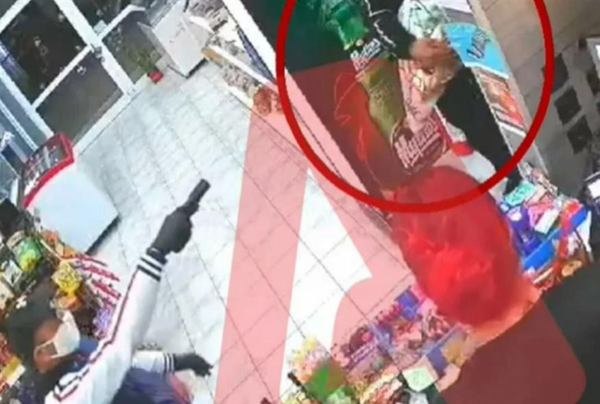 Ληστής σημάδεψε με όπλο μητέρα και βρέφος σε κατάστημα στα Λιόσια (Alpha/Screenshot)