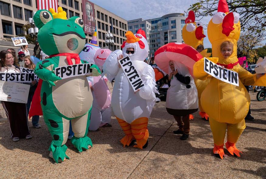 Ογκώδεις διαδηλώσεις κατά του Τραμπ/AP (gallery) Ογκώδεις διαδηλώσεις κατά του Τραμπ/AP (gallery)