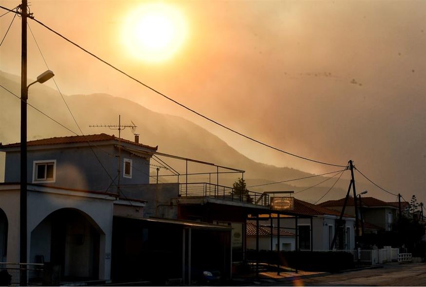 ΦΩΤΙΑ ΣΕ ΔΑΣΙΚΗ ΕΚΤΑΣΗ ΣΤΗΝ ΠΕΡΙΟΧΗ ΡΟΖΕΝΑ ΞΥΛΟΚΑΣΤΡΟΥ ΚΟΡΙΝΘΙΑΣ