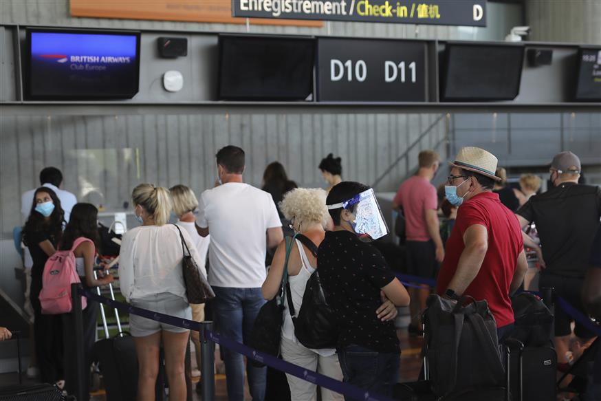 Τουρίστες στην αναμονή για το checkin στο αεροδρόμιο του Χίθροου  (AP Photo/Daniel Cole)