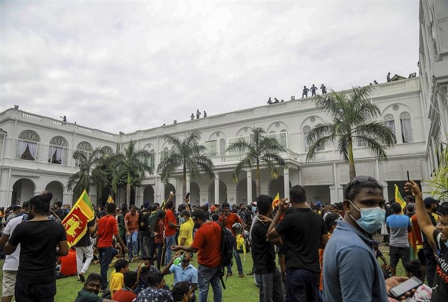 Διαδηλωτές έξω από την κατοικία του προέδρου της Σρι Λάνκα (Associated Press)