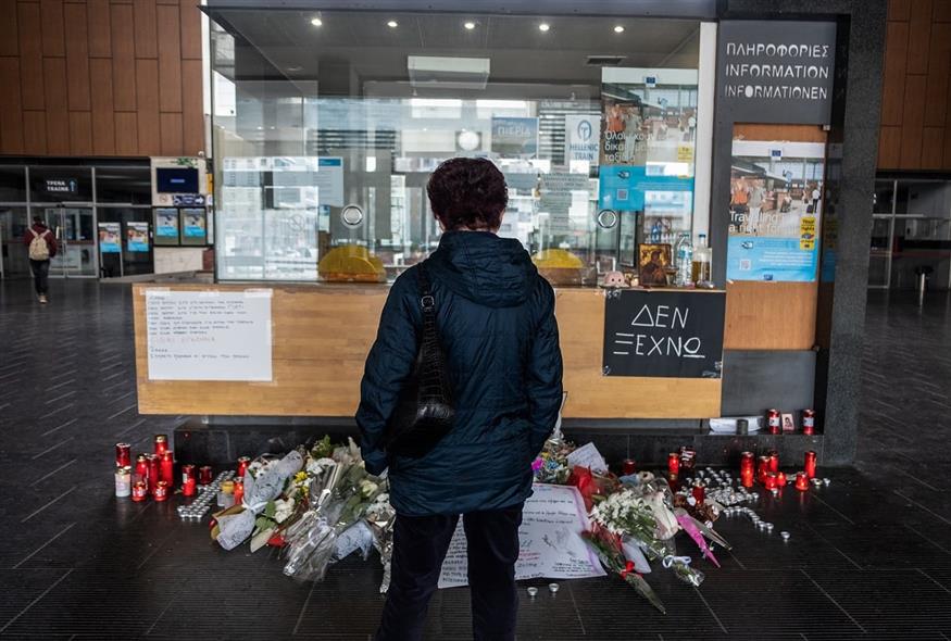 Λουλούδια στην μνήμη των θυμάτων στον σταθμό στου ΟΣΕ (Eurokinissi)