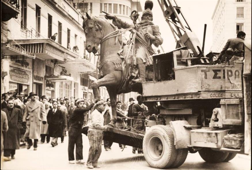 Το άγαλμα του Κολοκοτρώνη τοποθετείται στη σημερινή θέση του, στην Αθήνα.