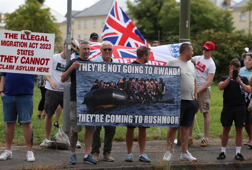 Διαδηλώσεις κατά των μεταναστών στη Βρετανία (ΕΡΑ)