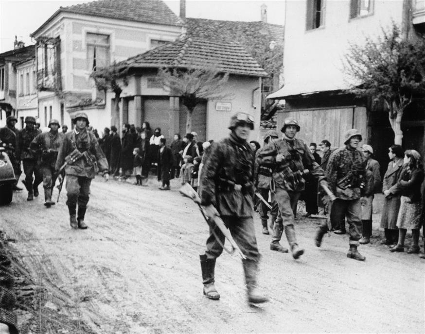 Στις 14 Μαΐου η Ελλάδα παραδόθηκε στους ναζί - Στις 16 του ίδιου μήνα Γερμανοί στρατιώτες περπατούν στις ελληνικές πόλεις (Ap Images)