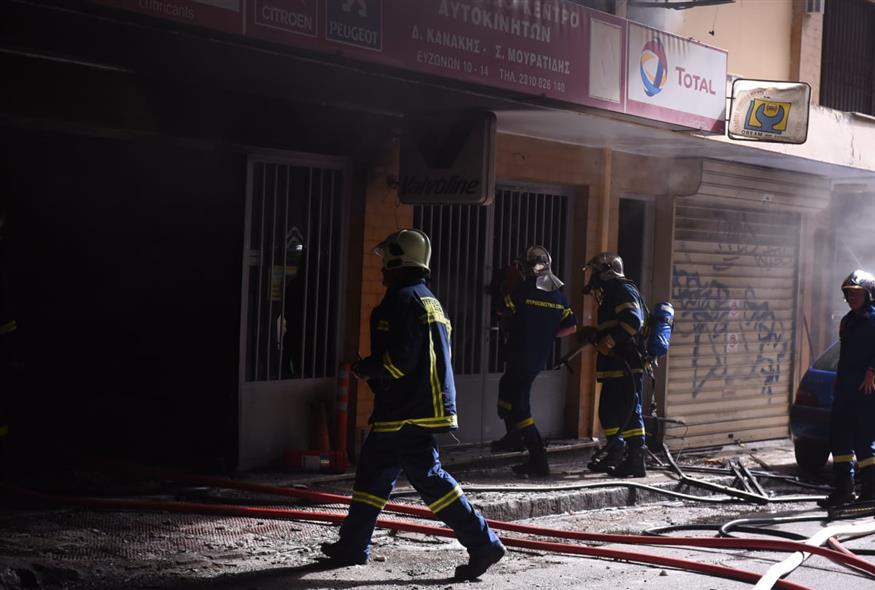 Φωτιά σε συνεργείο στη Θεσσαλονίκη