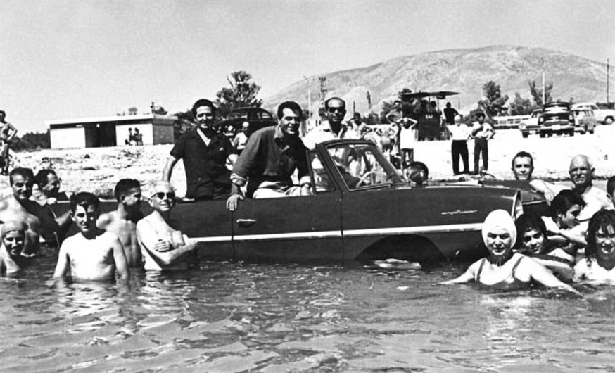 Ο Στέλιος Καζαντζίδης, πλάι του ο Χρήστος Κολοκοτρώνης, με το θρυλικό αμφίβιο αυτοκίνητο του. Ο Στέλιος Καζαντζίδης, πλάι του ο Χρήστος Κολοκοτρώνης, με το θρυλικό αμφίβιο αυτοκίνητο του.