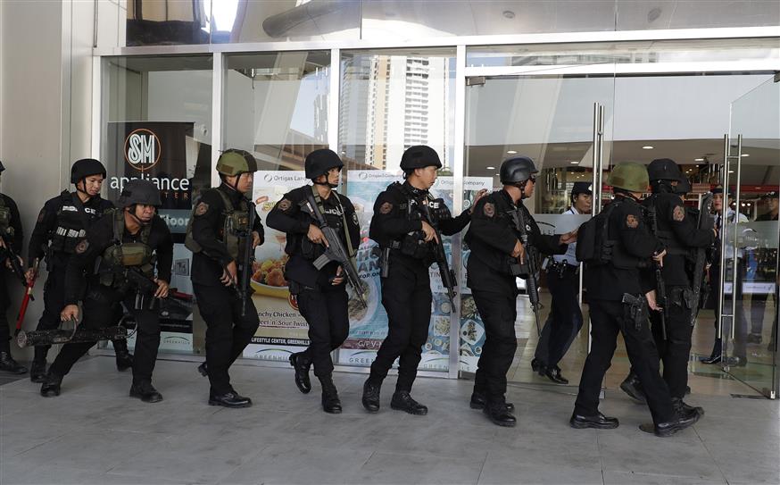 Αστυνομία σε εμπορικό στη Μανίλα/(AP Photo/Aaron Favila)